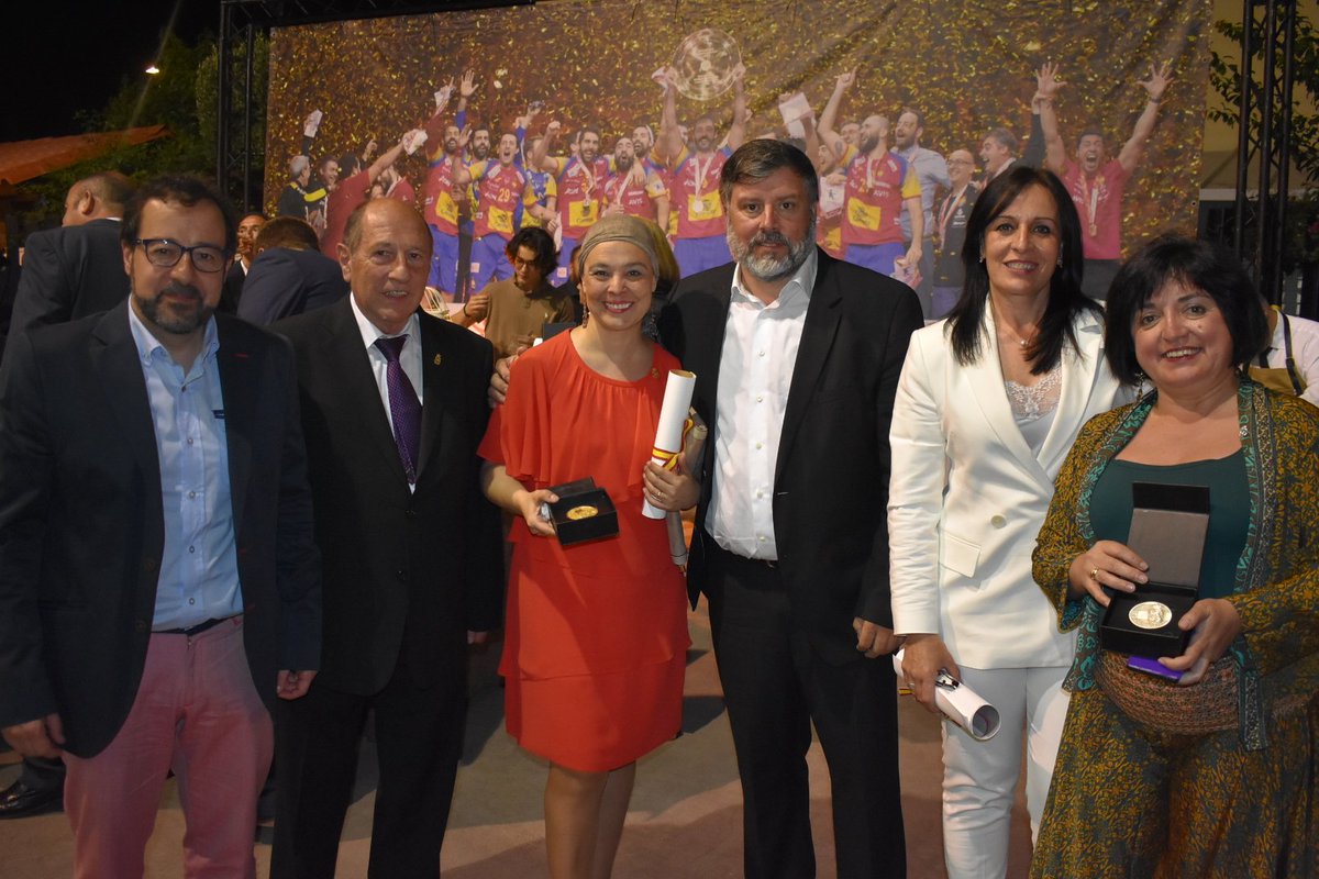 AYTO_CIUDADREAL's tweet photo. La alcaldesa de Ciudad Real @PilarZamoracr recogía anoche la medalla de oro 🥇 de la @RFEBalonmano en los Premios Nacionales 2018. También la concejala de Deportes @nohemigpimpollo recibía la medalla de Plata 🥈
¡Enhorabuena y muchas gracias!!! https://t.co/cQy8DIfe25