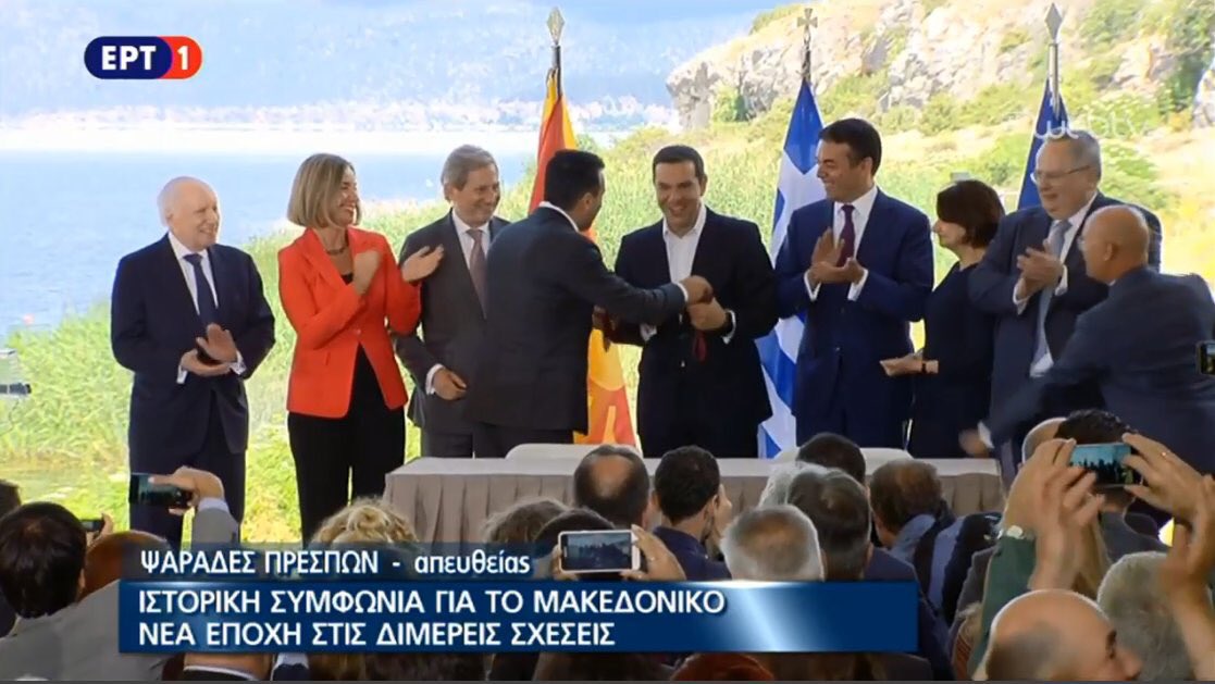 «Η μακεδονική και η ελληνική κοινωνία» είπε ο κ. Ζαεφ και συνέχισε αναφερόμενος σε «Μακεδόνες, Έλληνες και ευρωπαίους».
Ο κ. Τσίπρας εδωσε «Μακεδονία» και πήρε μια γραβάτα. #Πρέσπες