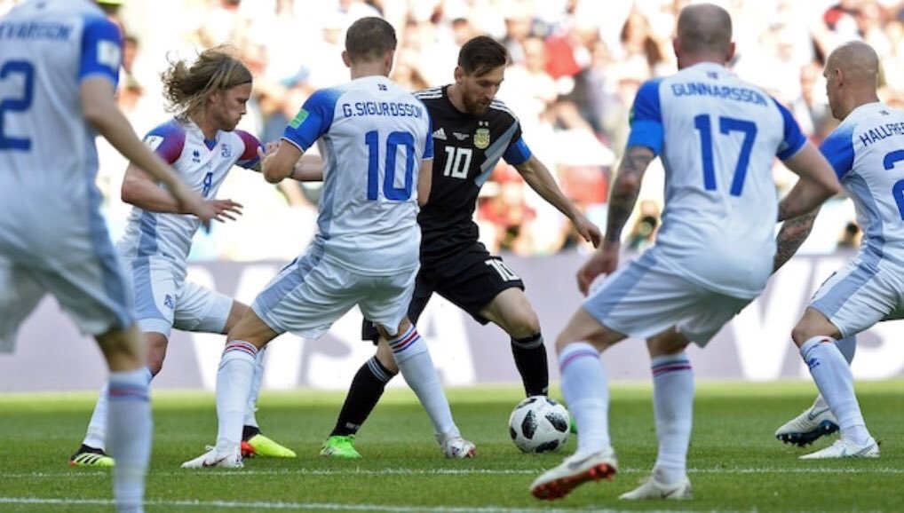 ser318's tweet photo. Yo no lo vi a CR7 jugar marcado así!!!
#VamosPulga
#TeBancoMessi
#VamosArgentina https://t.co/ieVcrzYi6V
