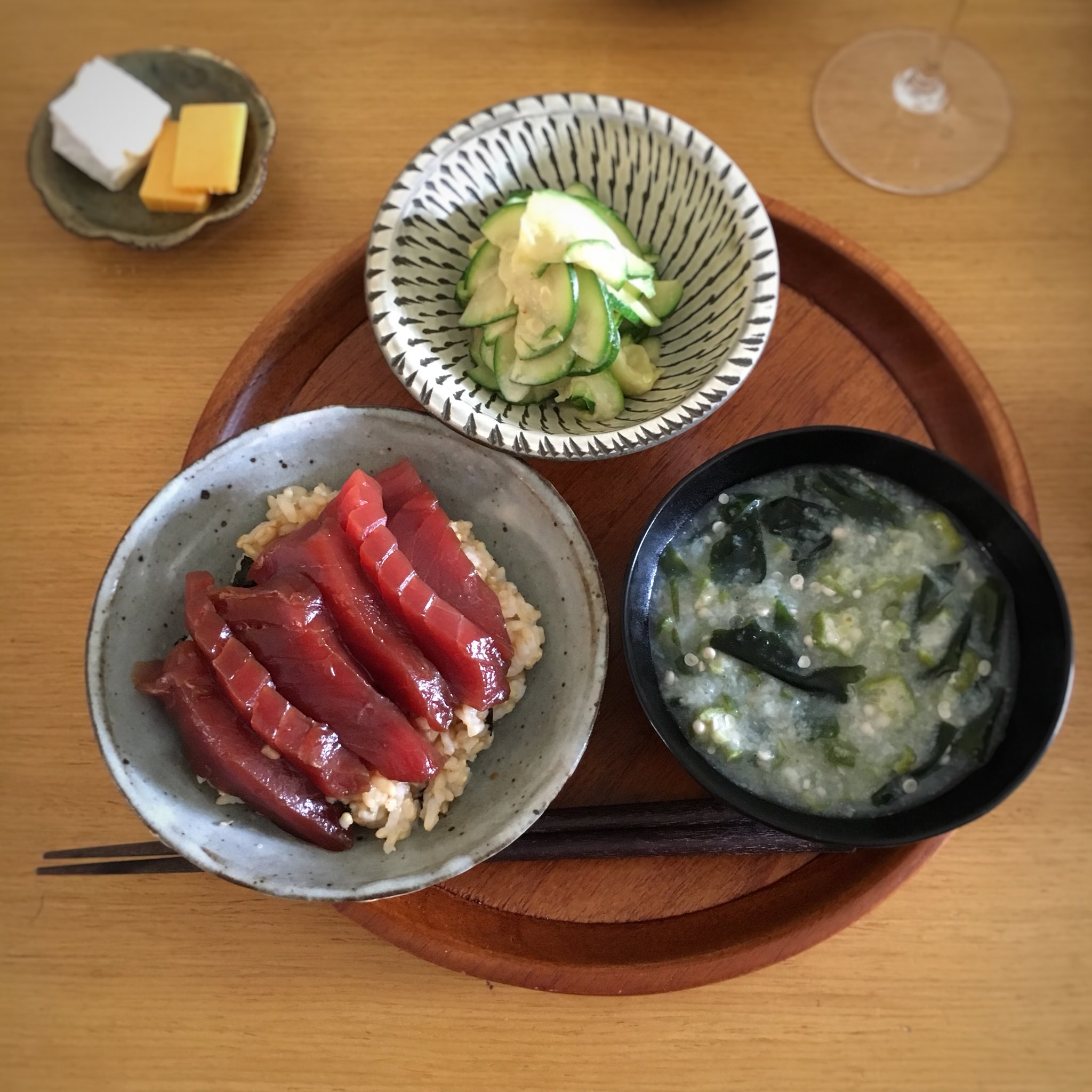 Twitter 上的 寿木けい まぐろ漬け丼 味醂と酒を1 1で煮切り 熱が取れたら そこに醤油2を加えて まぐろの切り身を15分 漬ける ご飯にちぎった海苔を混ぜておく 酢飯ではなくふつうの玄米ご飯で 他ズッキーニの胡麻煮 山芋のすり流し わかめとオクラ 食後の