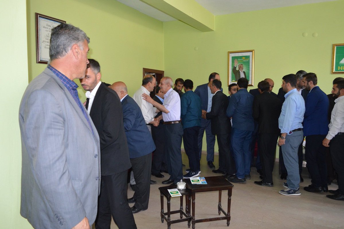 HÜDA PAR Bitlis Milletvekili adaylarının katılımıyla, parti il binasında bayramlaşma programı düzenlendi. Özellikle gençlerin yoğun katılım sağladığı bayramlaşma programında, birliğe ve kardeşliğe vurgu yapıldı.