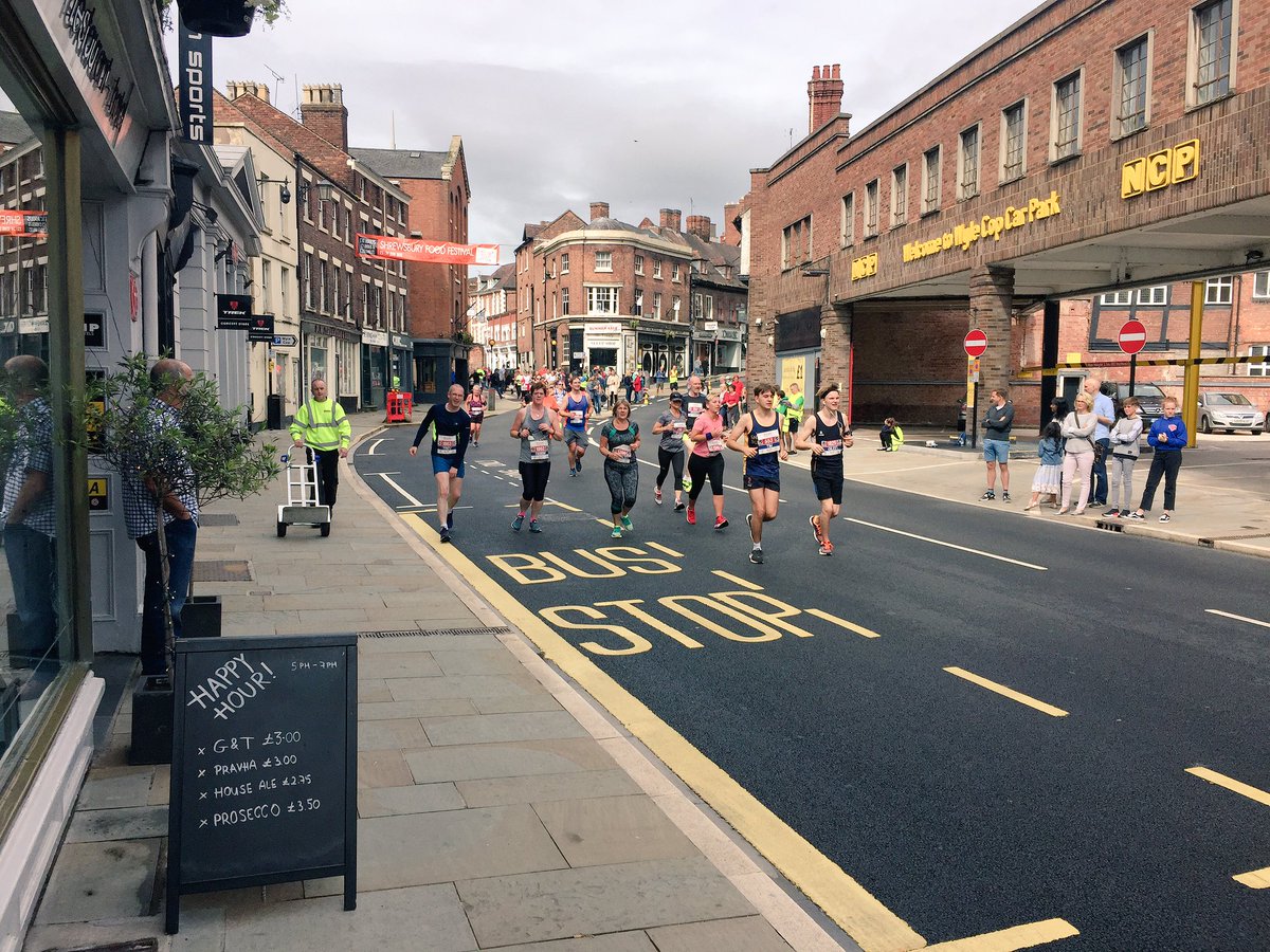 Rob_Tobin's tweet image. Just popped out of the hotel to see loads of runners racing in the Shrewsbury half marathon. I wouldn't want to run up that hill!!! #Shrewsbury #HalfMarathon #wylecop @LionandPheasant @Shrewsburyhalf