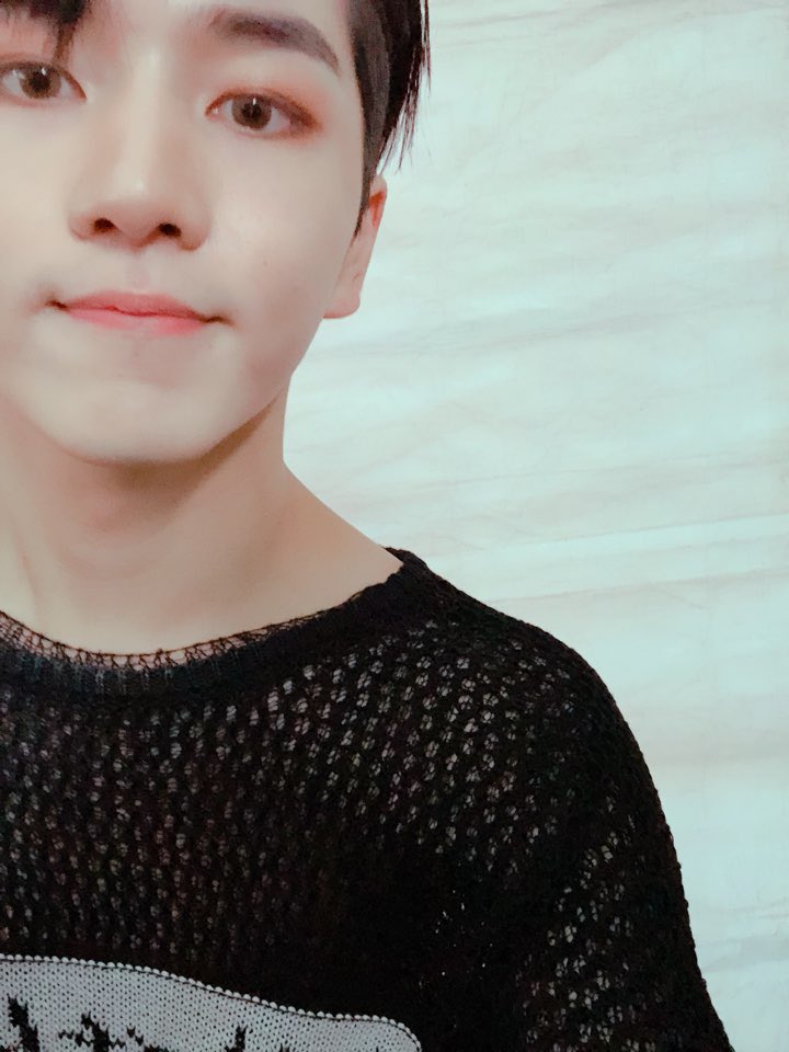 [#키노] 이제 진짜 마지막!!
다시 한 번 사랑하는 우리 열 명의 전사들, 존경하는 선배님들, 후배님들, 항상 옆에서 도와주시는 많은 큐브 직원분들, 감독님, 스탭분들! 그리고 우리 관린이까지. 좋은 공연 함께 만들어주셔서 감사합니다.
큐브 패밀리 목 터져라 응원해주신 모든 팬분들 고맙습니다 <3