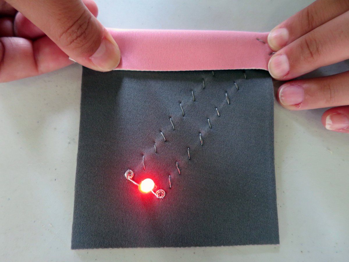 RachelFreire's tweet image. I&apos;ll be in #Liverpool on 30th June for @LpoolMakeFest. Come join my Intro to #eTextiles workshop. Free and for everyone, ages 8+. Learn to make your first #etextile #softcircuit! Details: lpoolmakefest.org/portfolio/intr…