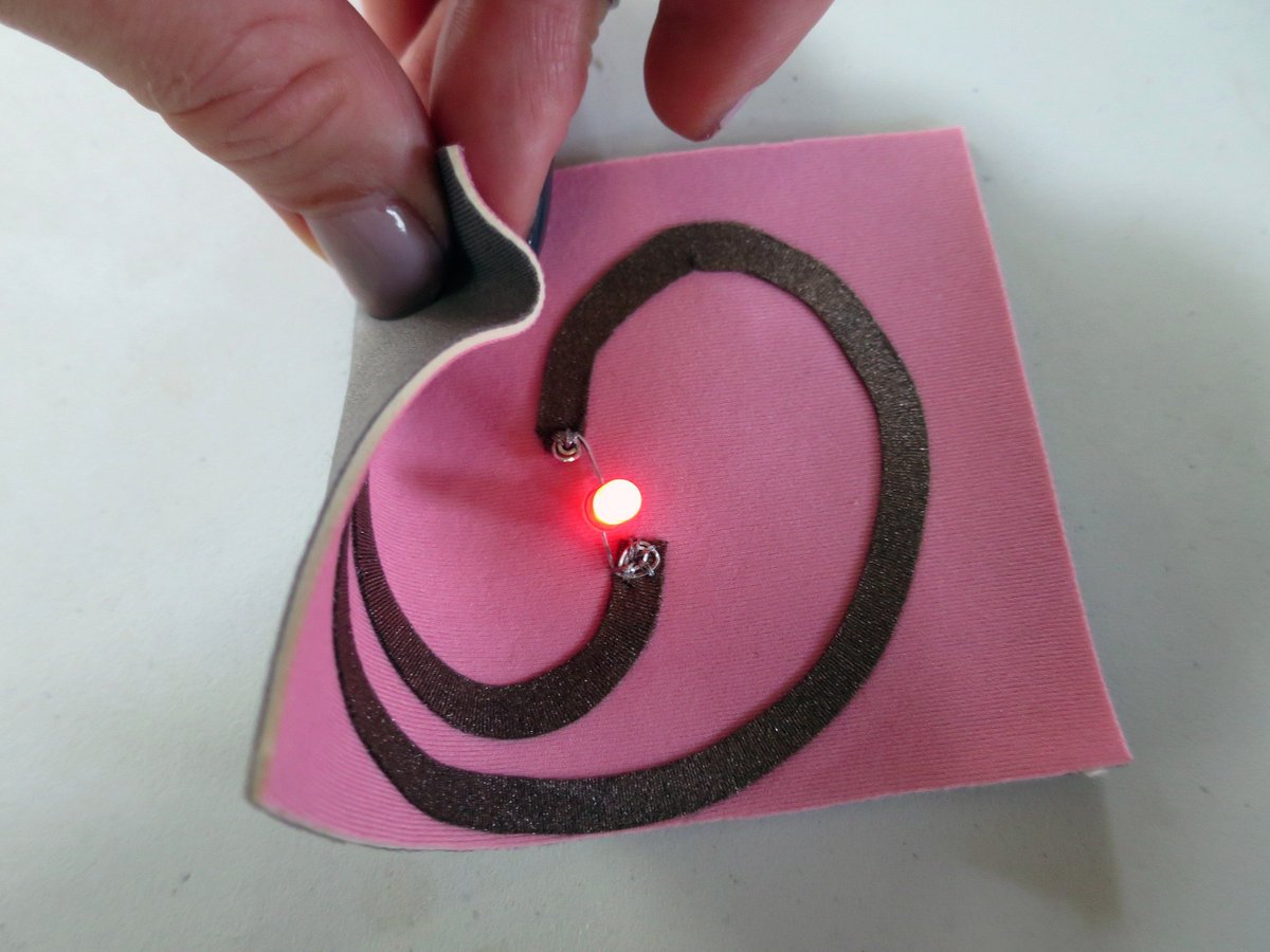 RachelFreire's tweet image. I&apos;ll be in #Liverpool on 30th June for @LpoolMakeFest. Come join my Intro to #eTextiles workshop. Free and for everyone, ages 8+. Learn to make your first #etextile #softcircuit! Details: lpoolmakefest.org/portfolio/intr…