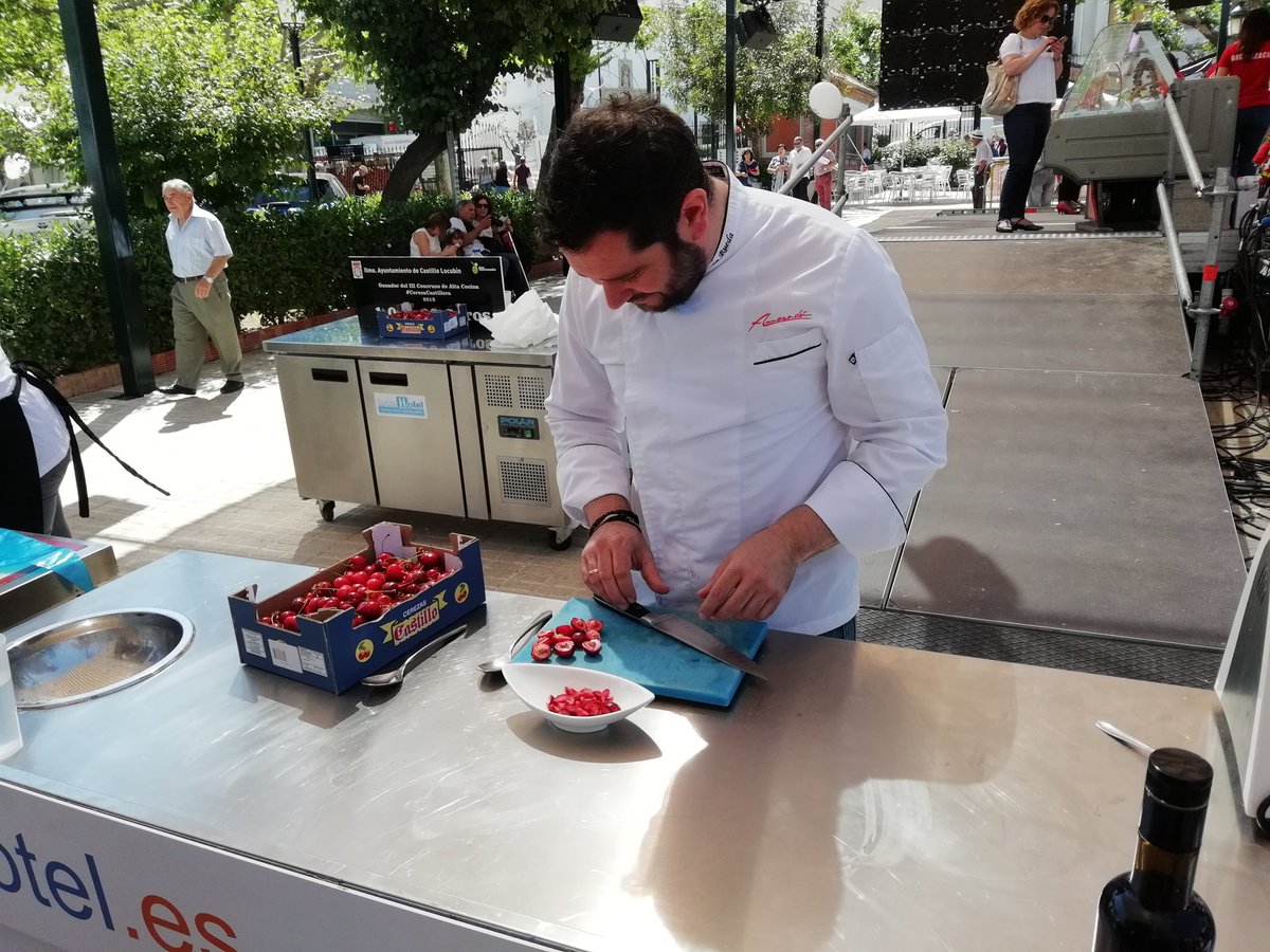 JaenGastronomco's tweet photo. Los finalistas y concursantes de este III Concurso de Alta Cocina #cerezacastillera son @rociovaleroj de @cerro_puerta, @Tomasruedalopez de @Almocaden_Jaen, Verónica Toledano de @cookyartoledano y Álex Milla de @grupoelmercado. ¡Suerte chefs! 🍒🍒🍒
#CastillodeLocubín https://t.co/iAxYjG9sRL