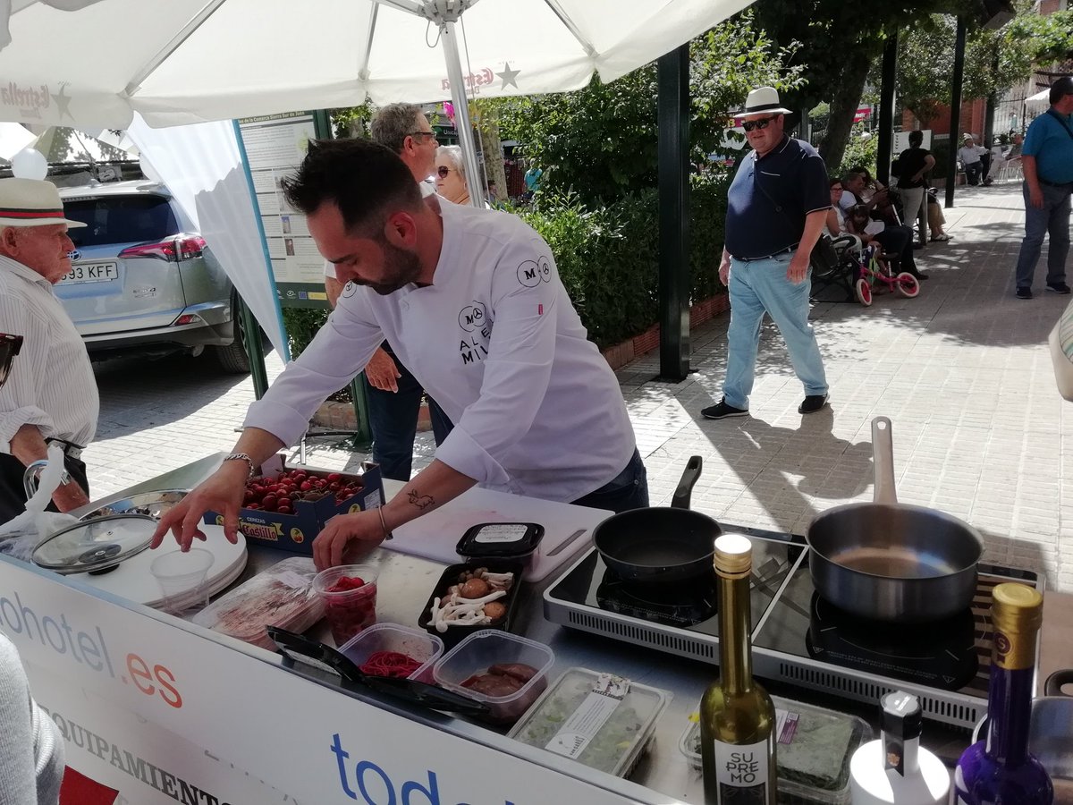 JaenGastronomco's tweet photo. Los finalistas y concursantes de este III Concurso de Alta Cocina #cerezacastillera son @rociovaleroj de @cerro_puerta, @Tomasruedalopez de @Almocaden_Jaen, Verónica Toledano de @cookyartoledano y Álex Milla de @grupoelmercado. ¡Suerte chefs! 🍒🍒🍒
#CastillodeLocubín https://t.co/iAxYjG9sRL