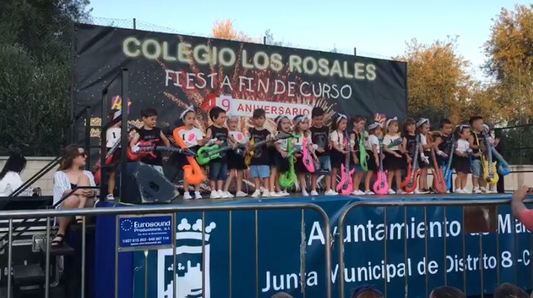 rosalesmalaga's tweet photo. Buenos días Rosales!!! Que tal lo pasasteis anoche?? 
Enhorabuena a todos los niños y niñas por su actuaciones y a los nuevos graduados por su nueva etapa de camino!!! 
Y muchas gracias a todos los profes por su trabajo
#rosalesparty #yahueleaverano #pensandoenelnuevocurso https://t.co/WBCmdiLYTt