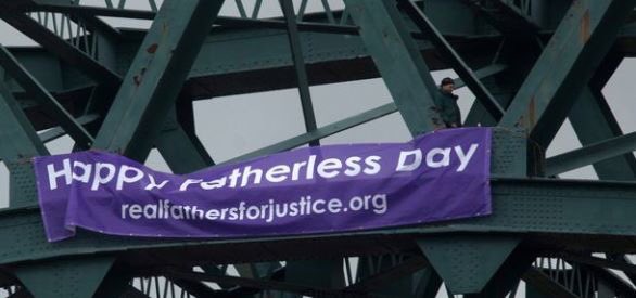 realfathers's tweet photo. An Rffj activist was planning a risky ‘#Fatherlessday’ protest to highlight injustice in family courts. Cancelled as he gets to see his little boy today after 8 months of mum ignoring the contact order. Enjoy #FathersDay buddy! https://t.co/c8xrg3n2lR