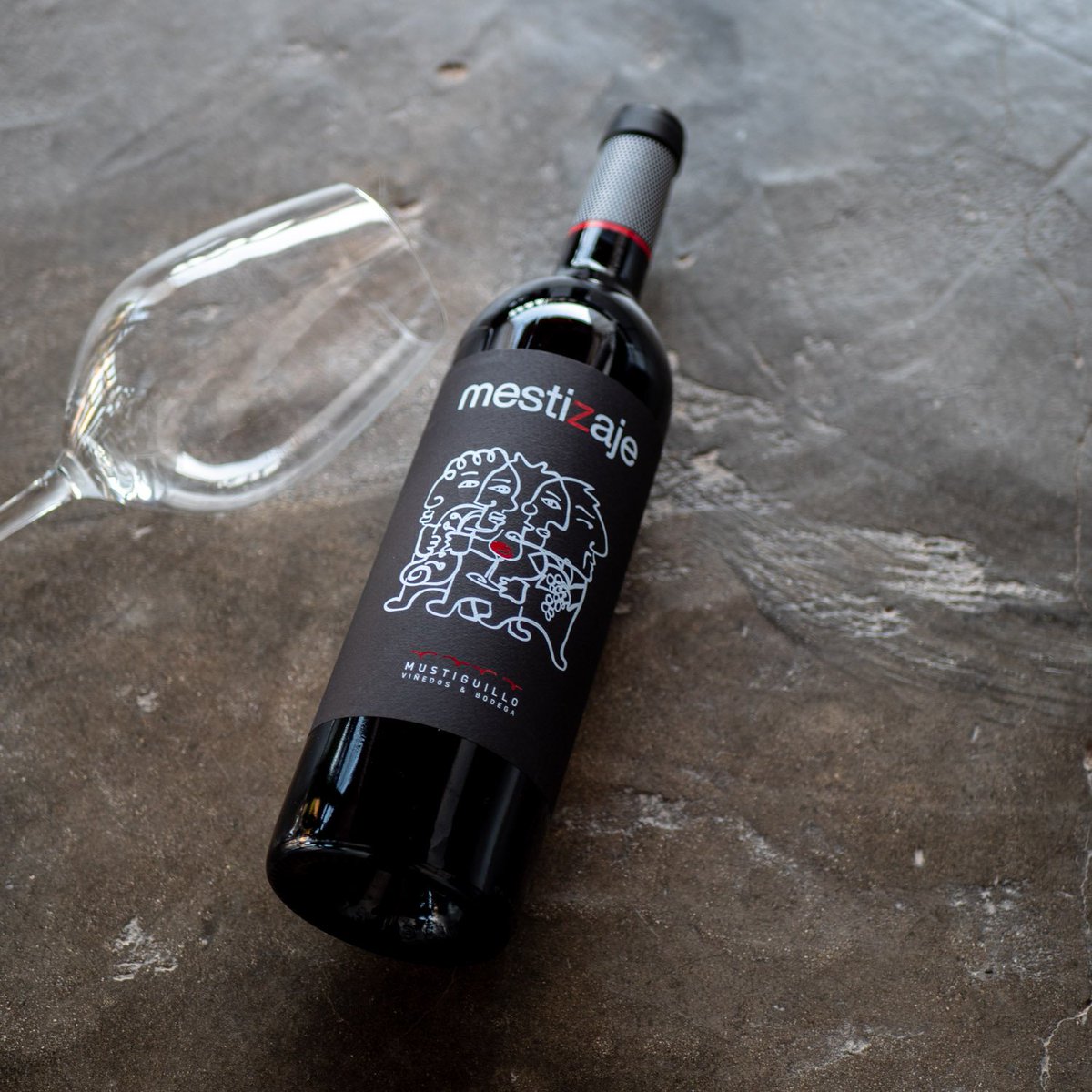 Mestizaje tinto, D.O.P. El Terrerazo. Un vino de color rojo picota muy intenso. Aroma con buena intensidad y matices de frutos negros maduros. En boca amplio y equilibrado de tanino sedoso y muy placentero 🍇 🍷 
ow.ly/m2jL30ktwX2 #vinos #restaurantes #Ibiza #Formentera