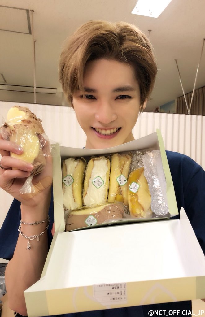 NCT_OFFICIAL_JP's tweet photo. ＜NCT 127 in JAPAN＞
Memories#14
休憩時間のテヨン
楽屋の外をウロウロするのと甘いものと記念写真を撮るのが好き

#NCT127 #Chain https://t.co/lqt2Sgj9ja