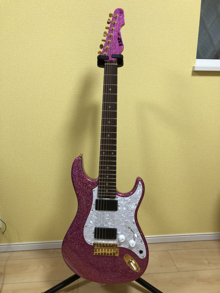cookeyringo's tweet photo. 7弦ピンクちゃん
7弦には苦手意識があったけどすぐに慣れてきた
何しろ弾きやすい。クセもない
ギタリストが気にする所がほとんどクリアになっている
加えて見た目が美しい。エロい
#SNAPPER7 #大村孝佳 #ピンクちゃん https://t.co/pqSbogjg7t