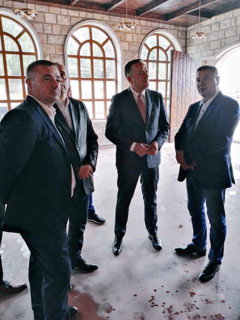 radospfc's tweet photo. Ministar @AAnticBG u drustvu gen.dir. #srbijagas Dusana Bajatovica prilikom posete Topoli,povodom gasifikacije ove opstine,pustio je u rad prikljucak u kompaniji za preradu voca #Kalibro prvoj koja je prikljucena na gasovod.U sklopu posete obisao je i PIK Oplenac @MiningEnergyRS https://t.co/kSgWDMzmna