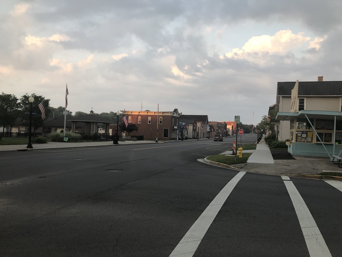 AnnaLMT's tweet image. Small town Ohio #sleepySundaymorning #onestoplight
