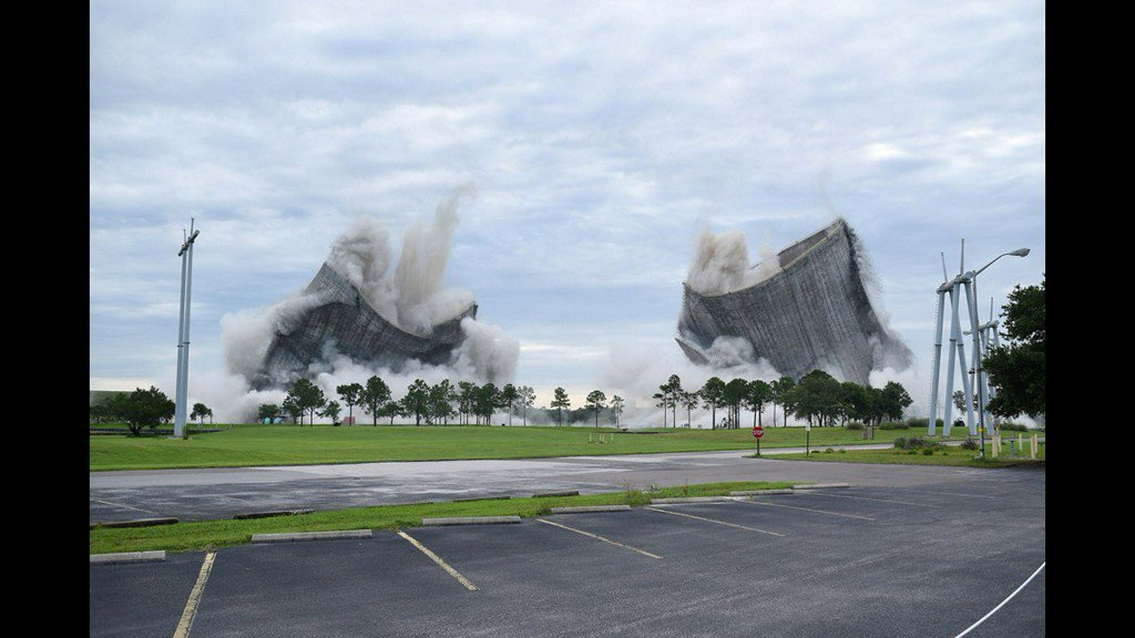 Spectacular implosion brings down twin cooling towers at Florida power plant on.11alive.com/2JX7Oy8 https://t.co/djrIPsr5o9