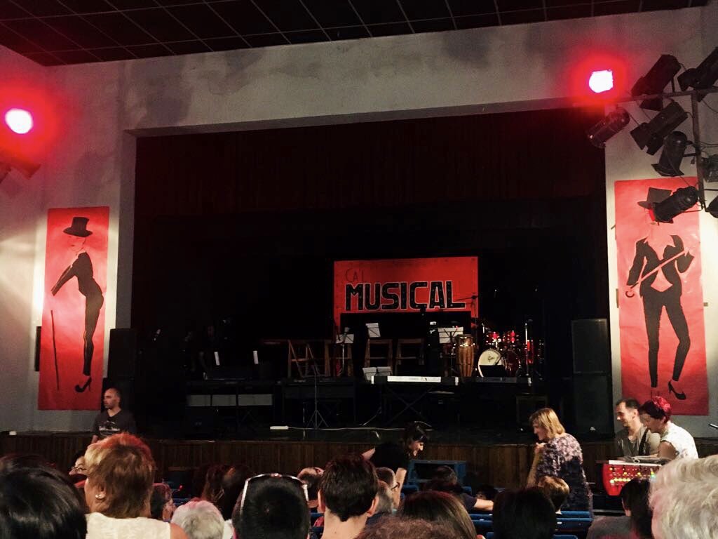 Irg389's tweet photo. Que comenci l’espectacle! Que soni la música a #santperetorelló #osona @osona @el9nou @settorello #totssomsantpere #aulamúsicaspt #finalcurs https://t.co/e9dWppRhqj