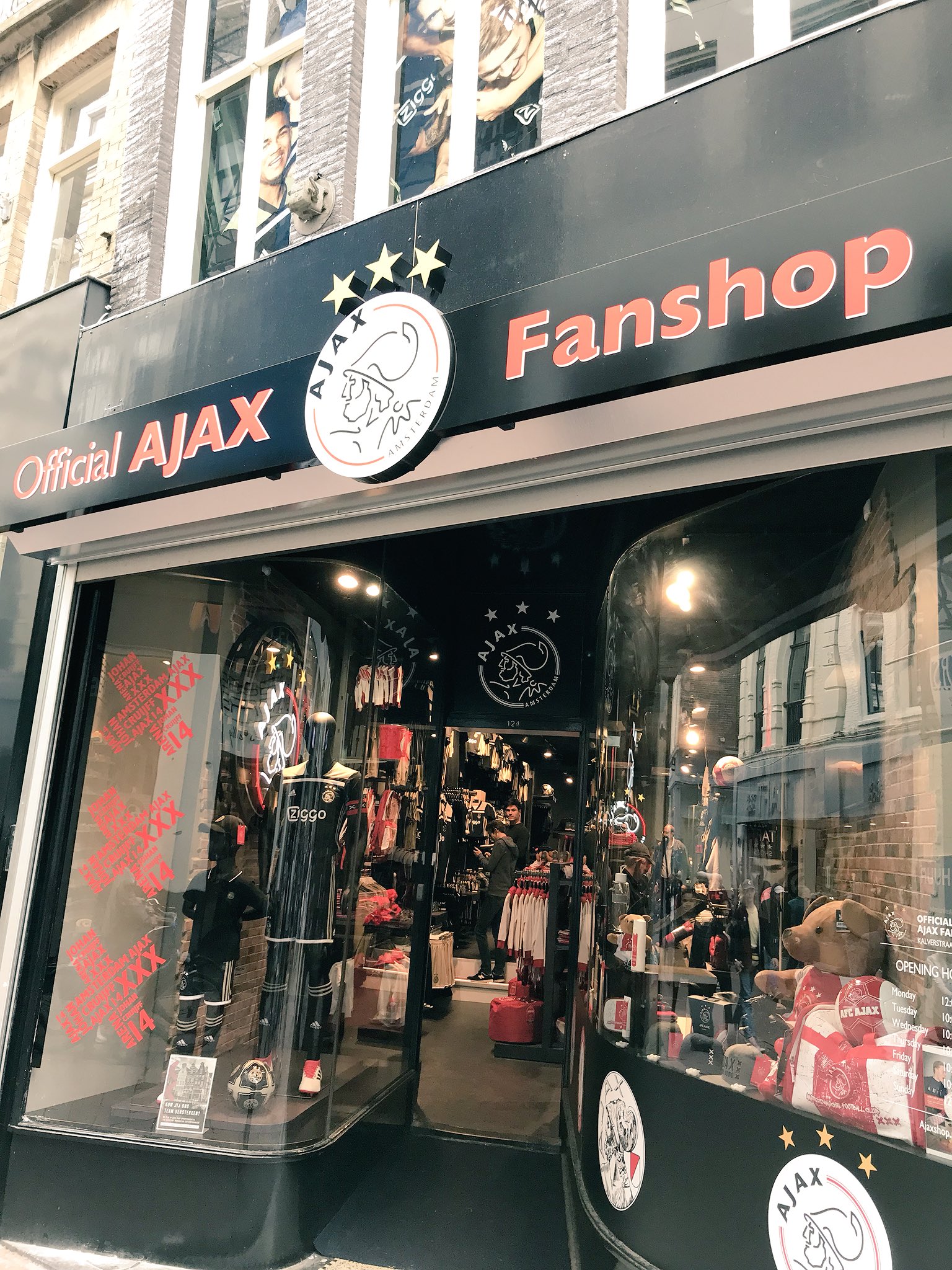 onwettig vingerafdruk Kruiden Frank Balvers on Twitter: "Zondagmiddag door de Kalverstraat een bezoek  gebracht aan de mooie nieuwe official #Ajax Fanshop  https://t.co/DI9rz5ZDVk" / Twitter