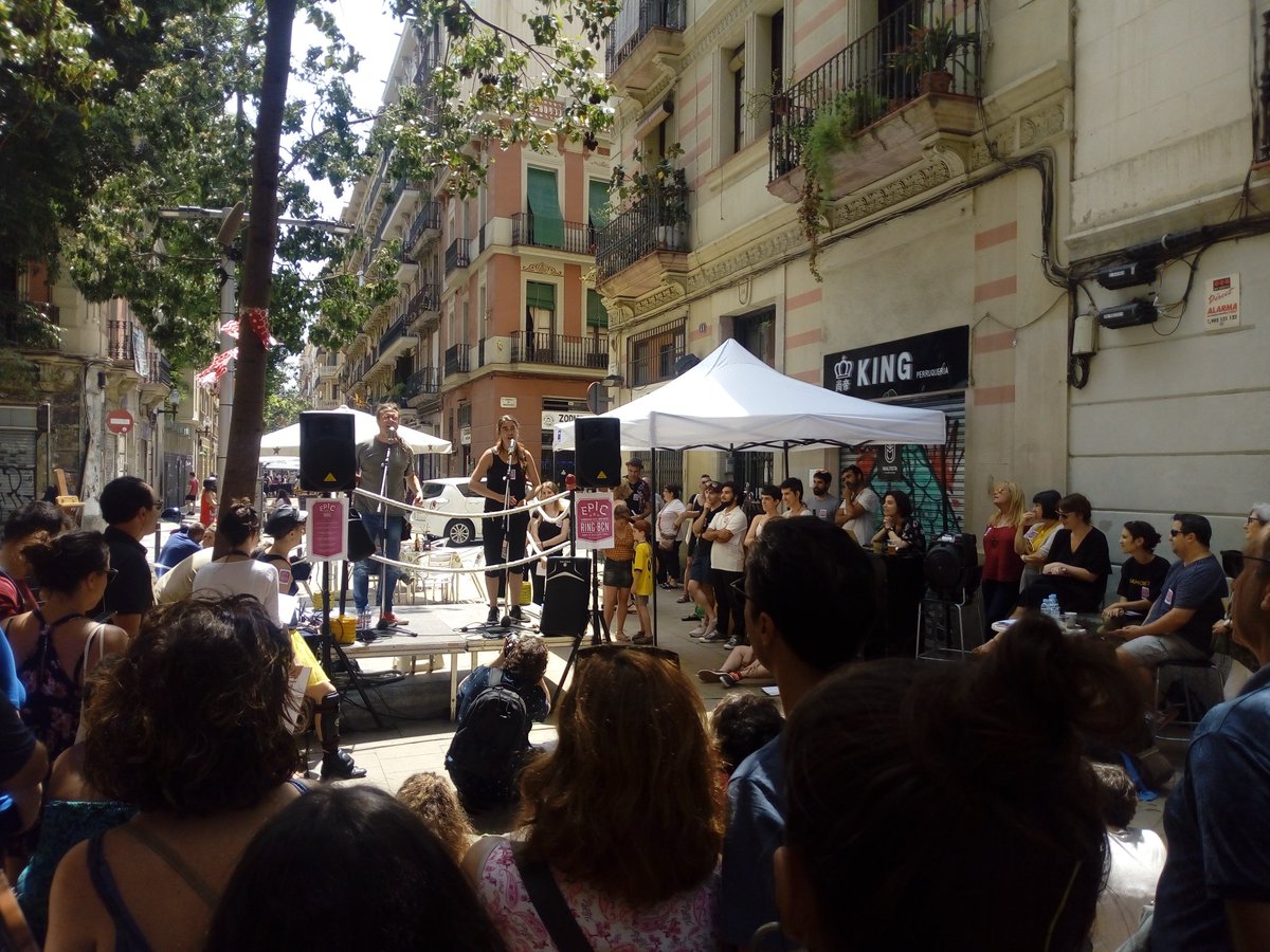 EscriptorsAELC's tweet photo. Comença l'#EPICRINGBCN de @_LaCarbonera visca la poesia al carrer! #QLit2018 https://t.co/RAwdLgmOPa
