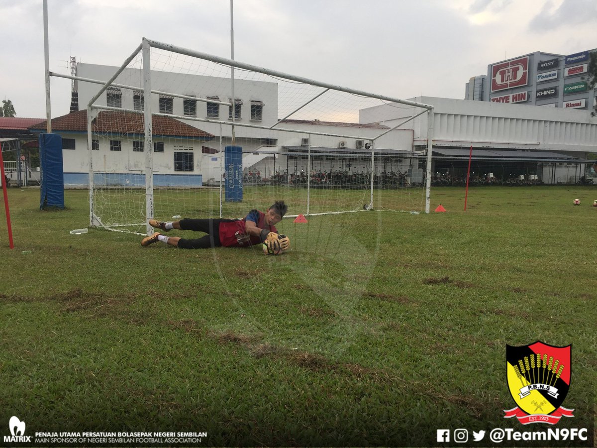 TeamN9FC's tweet image. Sekitar sesi latihan petang ini. Pasukan kembali menjalani latihan setelah diberikan cuti Hari Raya selama 2 hari.

❤️🖤💛
#NegeriSembilan
#HobinJangHobin
#PoweredByMatrix
