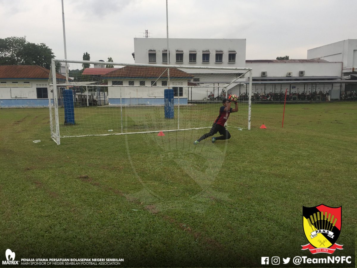 TeamN9FC's tweet image. Sekitar sesi latihan petang ini. Pasukan kembali menjalani latihan setelah diberikan cuti Hari Raya selama 2 hari.

❤️🖤💛
#NegeriSembilan
#HobinJangHobin
#PoweredByMatrix