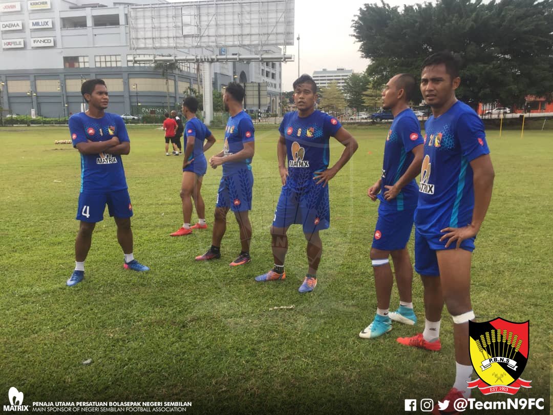 TeamN9FC's tweet image. Sekitar sesi latihan petang ini. Pasukan kembali menjalani latihan setelah diberikan cuti Hari Raya selama 2 hari.

❤️🖤💛
#NegeriSembilan
#HobinJangHobin
#PoweredByMatrix