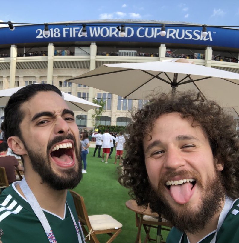 Eltagshow's tweet photo. 🎥🇲🇽Algunos youtubers nos muestran lo que está pasando #JuegaMéxico ⚽️ https://t.co/dzBcd50RNC