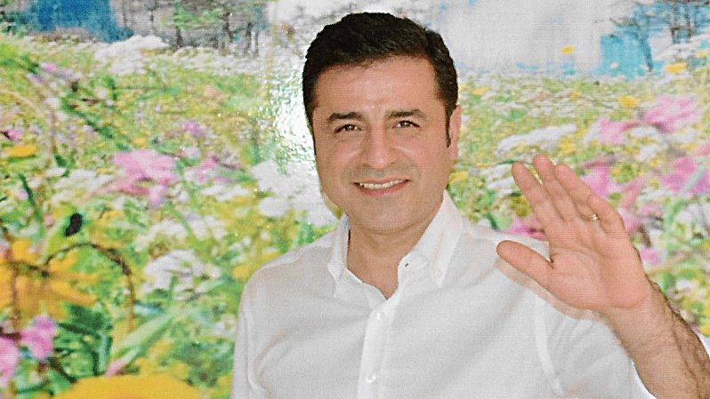 hdpdemirtas's tweet photo. 20 ay kadar sonra, saat 20:40'ta TRT Haber'den sizlere sesleniyorum. Hepinizi ekran başına davet ediyorum. https://t.co/lkYKZ12s3L