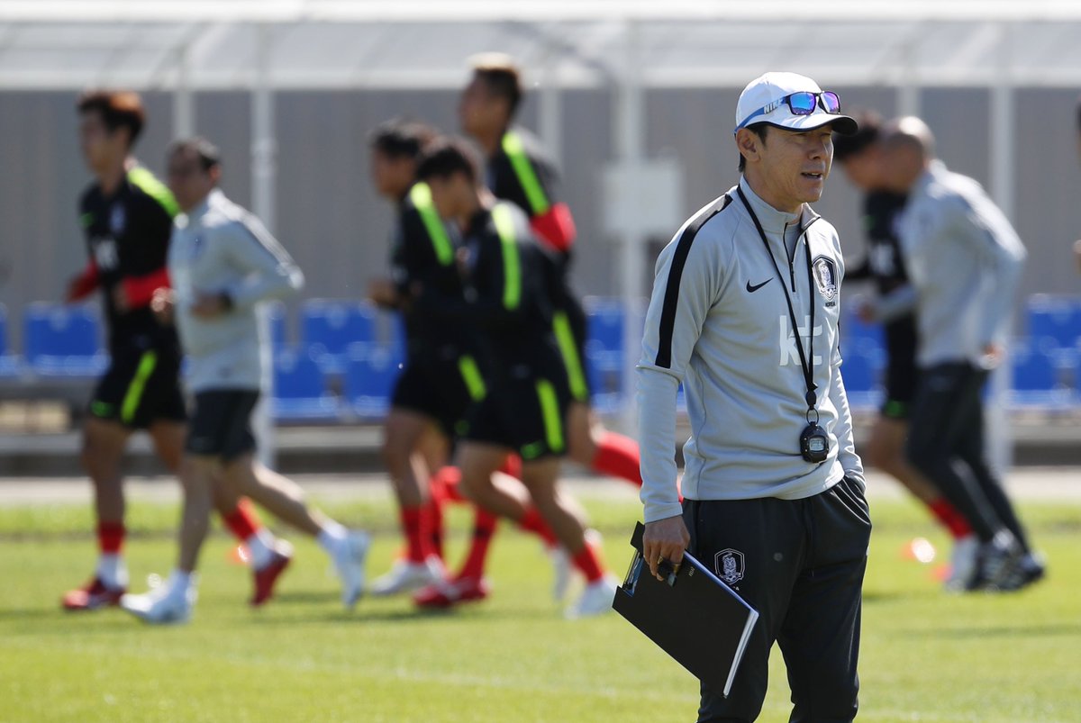 TommysDartsTips's tweet photo. South Korea coach Shin Tae-yong: 

"We put four different numbers on our players' shirts in training to confuse Swedish spies. Europeans can't tell our players apart by their faces." https://t.co/hR99apGWaz