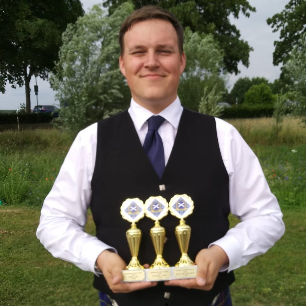 ruhrpiper's tweet photo. Auch wenn ich etwas grimmig gucke, ich bin total glücklich. Zwei zweite Plätze bei meiner Premiere im Grad 3 und auch ein 2. Platz im Piobaireachd Ground. #ruhrpiper #competition #happy #dudelsackspieler #piper #dudelsack #bagpipes #xanten #bag https://t.co/tFzhZewKNr
