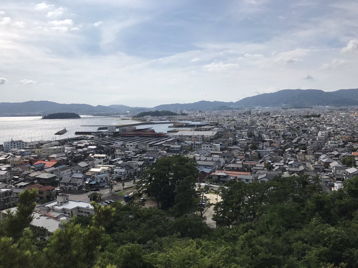 八画文化会館 蒲郡 市三谷温泉 大秘殿の隣にある公衆トイレ 上階は展望台となっている 案内看板がないので気づきにくいけど 三河湾と蒲郡 の市街地が一望できる素晴らしいポイントだ 特に夜間 新幹線と在来線が視界から遠ざかってゆく夜景は 寂しくて 八画文化会館 蒲郡 市三谷温泉 大秘殿の隣にある公衆トイレ 上階は展望台となっている 案内看板がないので気づきにくいけど 三河湾と蒲郡 の市街地が一望できる素晴らしいポイントだ 特に夜間 新幹線と在来線が視界から遠ざかってゆく夜景は 寂しくて