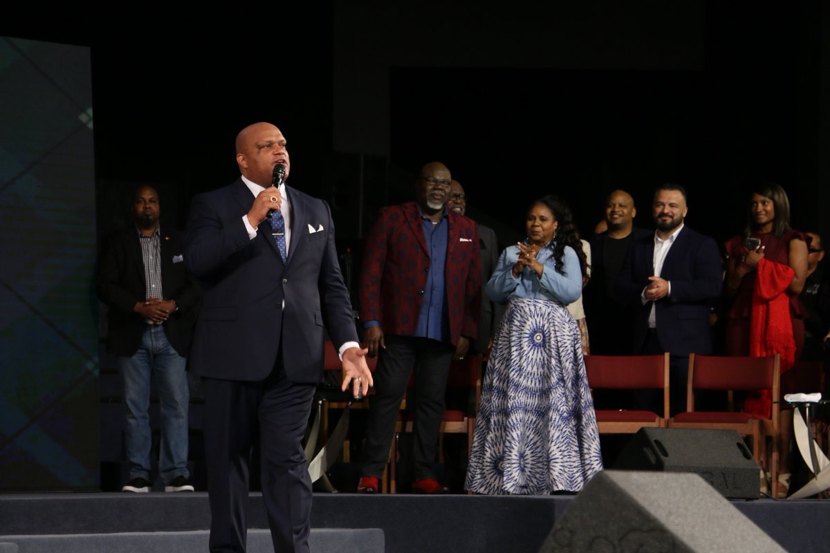 FemiDlive's tweet photo. Retweeted T.D. Jakes (@BishopJakes):
"The reason some men don't know how to be loyal is because they never learned how to be a son.
-Dr. Ron Archer
#TPHOnline #TaleOfTwoFathers #SundayMorning #FathersDay https://t.co/6g49PCghf1