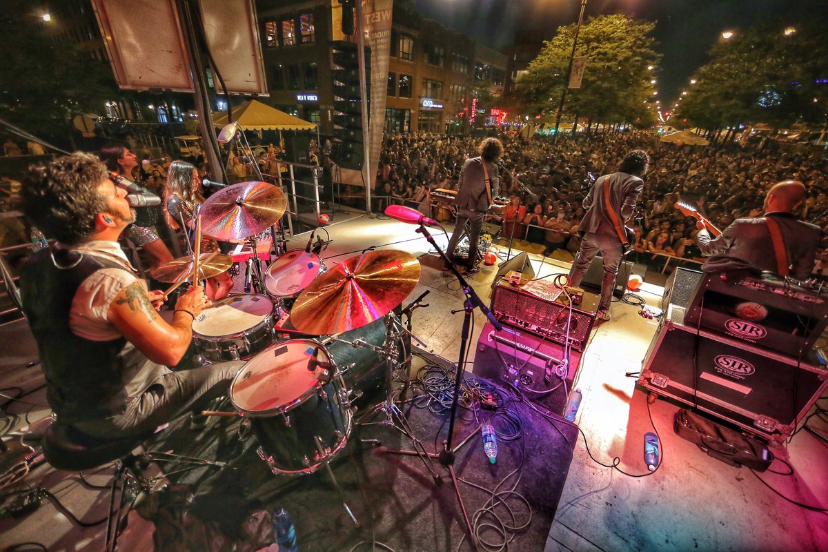 ChicanoBatman's tweet image. We love you Chicago. Thanks @tasterandolph. 📸: Aaron Bradley