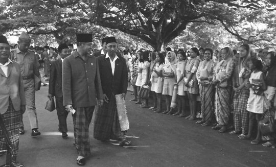 SoehartoNesia's tweet photo. Soehartonesia Menolak Lupa 
------
Kebijakn politik pak Harto untk kpentingan Ummat Islam
1. Legalisasi jilbab di sekolah&amp; instansi formal
2. UU Pendidikn Nasional, UU Perkawinan
3. UU Bank Syariah,brdirinya Bank Muamalat Indonesia (BMI), munculnya Baitul Maal Wa Tamwil (BMT) https://t.co/EwSK9Yki0d