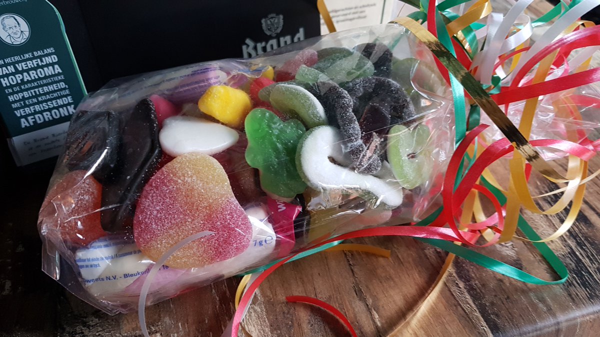 Criterium en klassieker eindigen in massasprint #Roden. Strijdlustige renster van de kannibaal <a href="/jkalsbeek/">Janieke</a>. Voor haar de zak snoep 😋