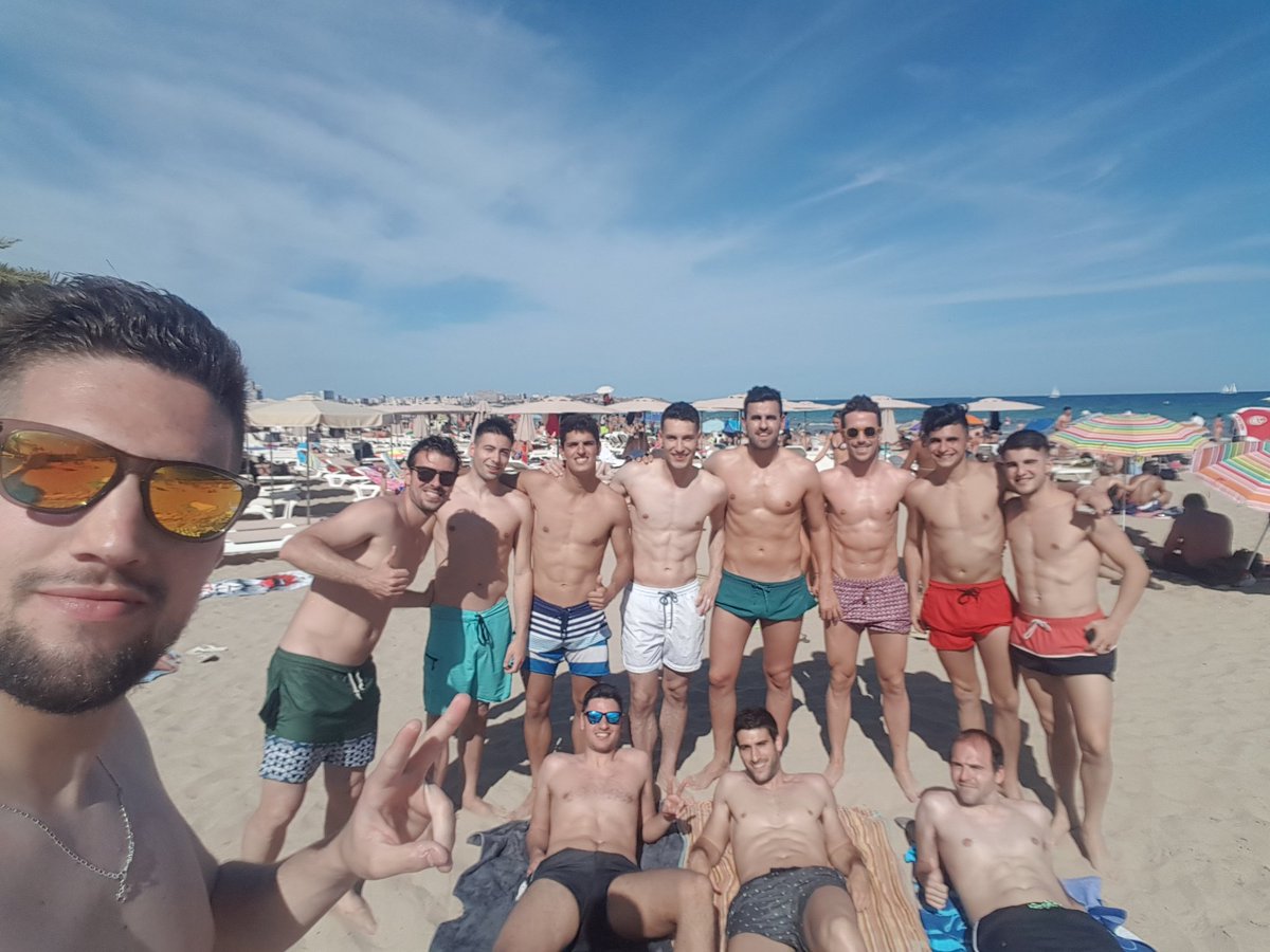 AnderLozano20's tweet photo. @TerceraEH fin de temporada! El @SantutxuFC jugando su particular play-off!! @inakaspampin @JosuanEguiluz @ElederBastida @asieraboitiz @JonElorri @IbonMesa y compañia....#confionuestro !! #alicanteparty https://t.co/7pDVfcZh9I