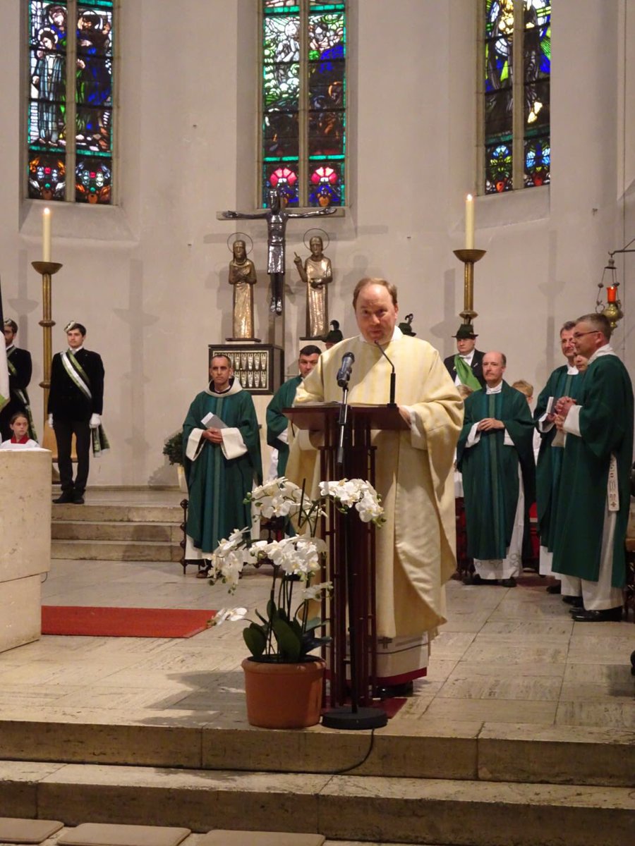 Stadtdechant's tweet photo. Heute feierte ich mein 25. #Priesterjubiläum in meiner Heimatpfarrei Hl. Dreikönige in #Neuss. Am 20. Juni 1993 hatte ich dort meine #Primiz gefeiert. https://t.co/Cr9l78PAYh