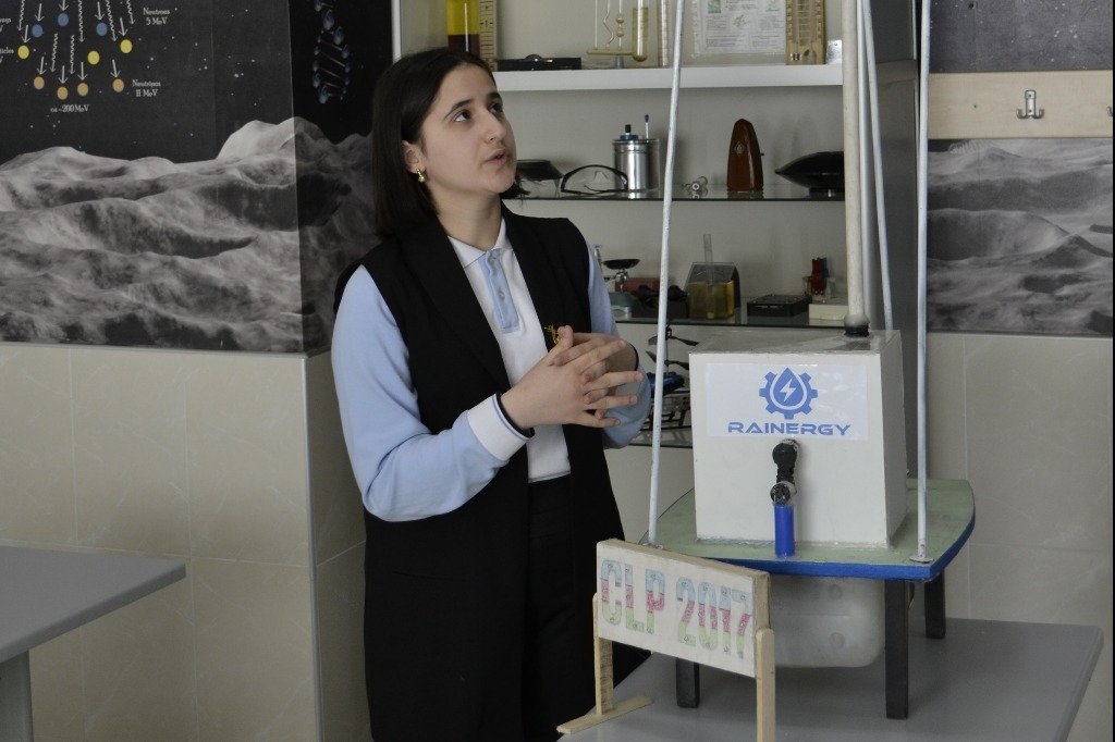 GEFeminin's tweet image. Reyhan Jamalova, une jeune Azérie de 15 ans, a conçu une machine qui transforme la pluie en électricité #RainEnergy #StoryOfChange - 24Heures    buff.ly/2JUXtDc