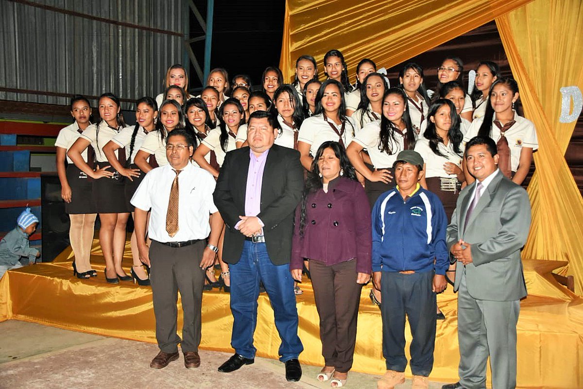 luchofloresgob's tweet photo. Agradezco el cariño de la promoción 2018 por nombrarme padrino de #SEFEX y también a nuestro Secretario de Coordinación General @BigabrielGarcia , quien me represento en este acto tan especial.
¡Felicidades queridos estudiantes! https://t.co/PqoJQSSUPQ