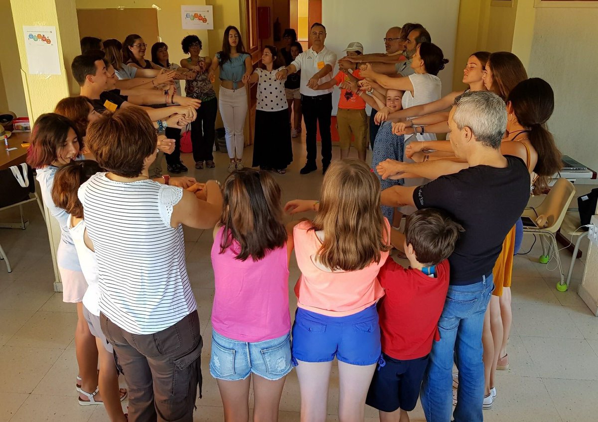 pat_acostasoler's tweet photo. Fantástica experiencia de diseño colaborativo basado en las personas en @cfr1982  con más de 30 alumnos, profes y familias #DreamActGrow #RetoPatioFR https://t.co/cO4IJGE5tH