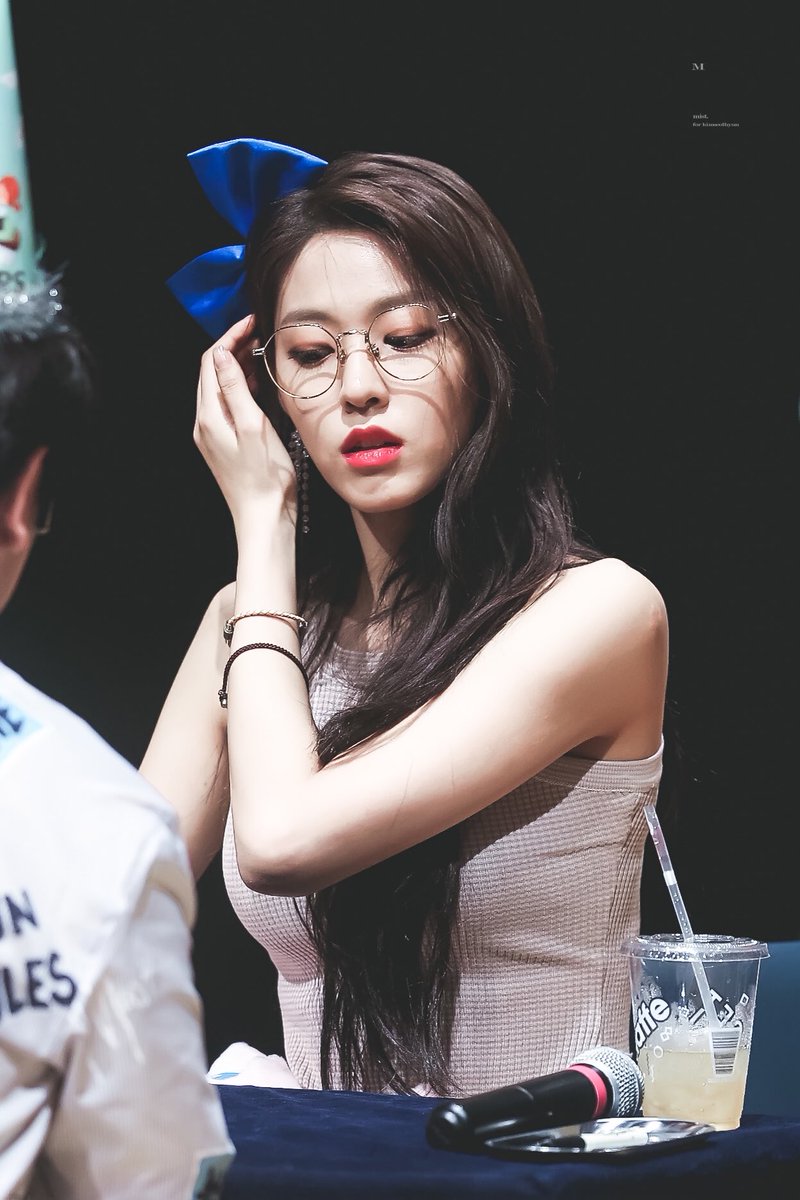 mist950103's tweet photo. 180617 핫트랙스팬싸 안경 쓰는 거 넘 좋아🤧 #설현 #AOA https://t.co/FKXDppkAve