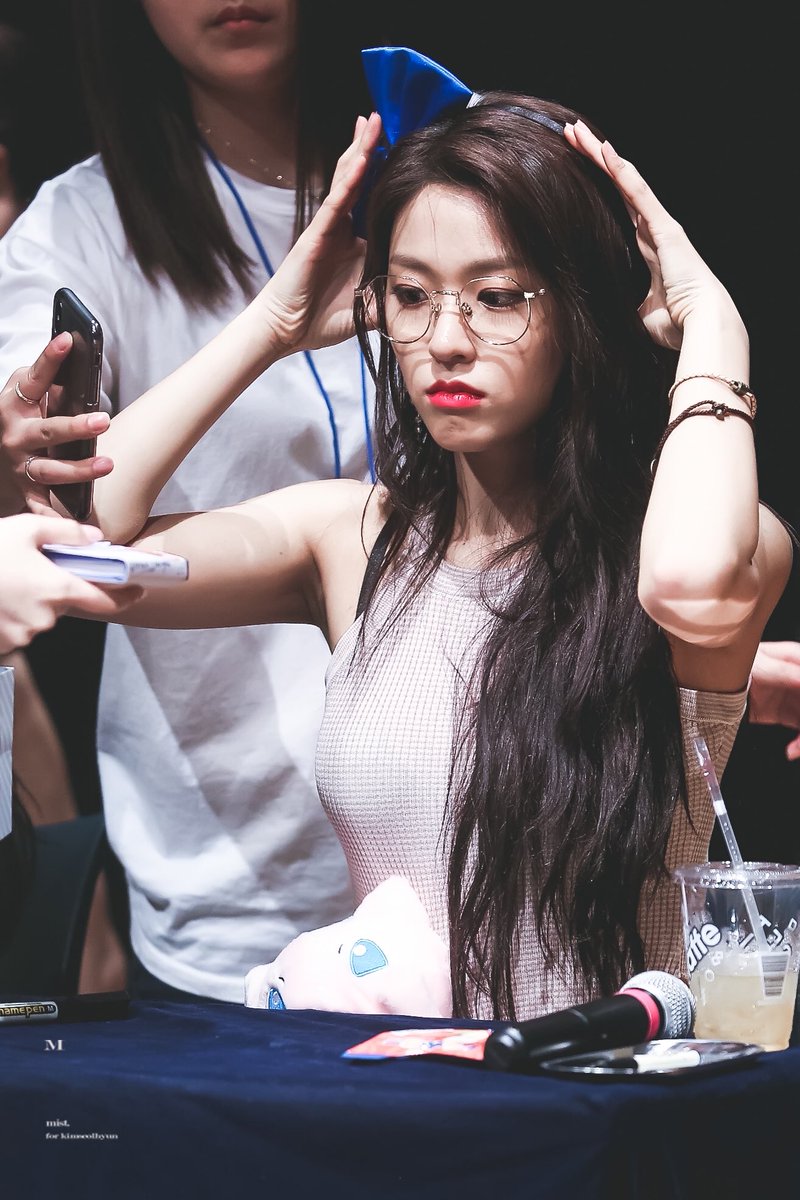 mist950103's tweet photo. 180617 핫트랙스팬싸 안경 쓰는 거 넘 좋아🤧 #설현 #AOA https://t.co/FKXDppkAve