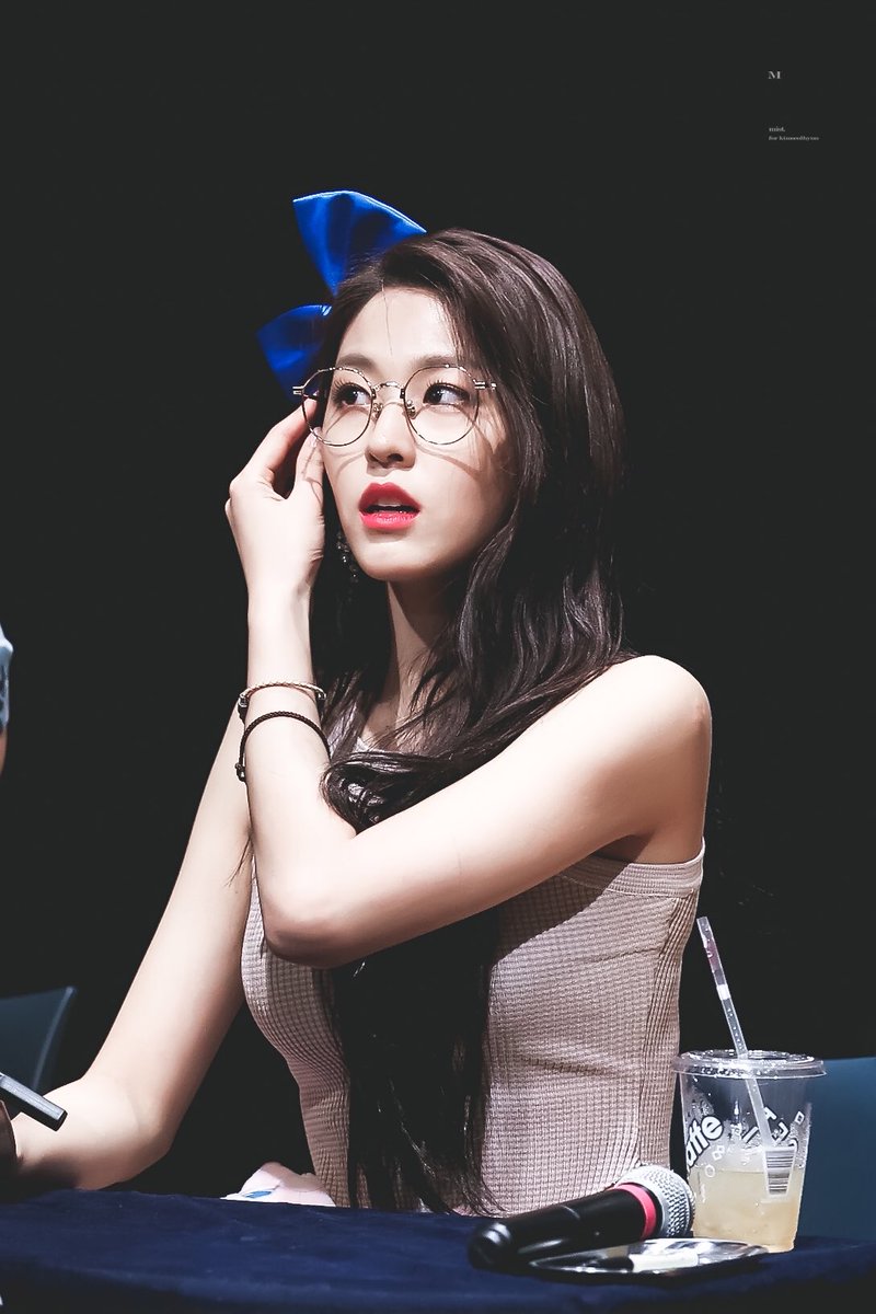mist950103's tweet photo. 180617 핫트랙스팬싸 안경 쓰는 거 넘 좋아🤧 #설현 #AOA https://t.co/FKXDppkAve