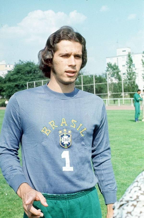 HistoriaSEP's tweet photo. Leão com a camisa da seleção; 105 Jogos (64V, 30E, 11D) disputou 4 Copas do Mundo (na copa de 78 ficou 457min sem levar gols) https://t.co/bOOoBXXhDn