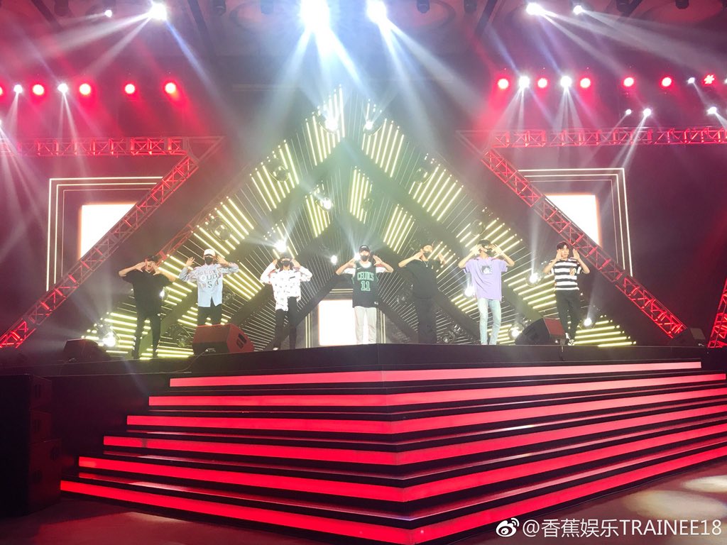 jiejiejie8's tweet photo. Cr. 香蕉娛樂Trainee18
วันนี้หนุ่มๆ #Awaken_F ขึ้นโชว์ในงานแจกรางวัล微博電影之夜 พรุ่งนี้ #Trainee18 จะขึ้นโชว์ในเวที Shanghai International Film Festival เป็นกำลังใจให้น้องกันค่ะ 5 โมงเย็น(ไทย)มีไลฟ์พรมแดงด้วยนะ #IdolProduce #linchaoze #ludinghao #jiangjingzuo #gaomaotong https://t.co/cKYExKz2rO