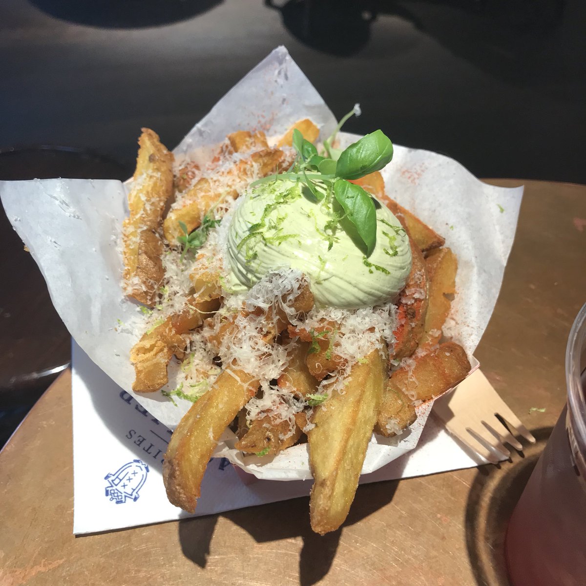 Sanneeee_'s tweet photo. Een goe pak frit met een vleeskroket 😍 #antwerpen #fritesatelier https://t.co/awDepi1hqc