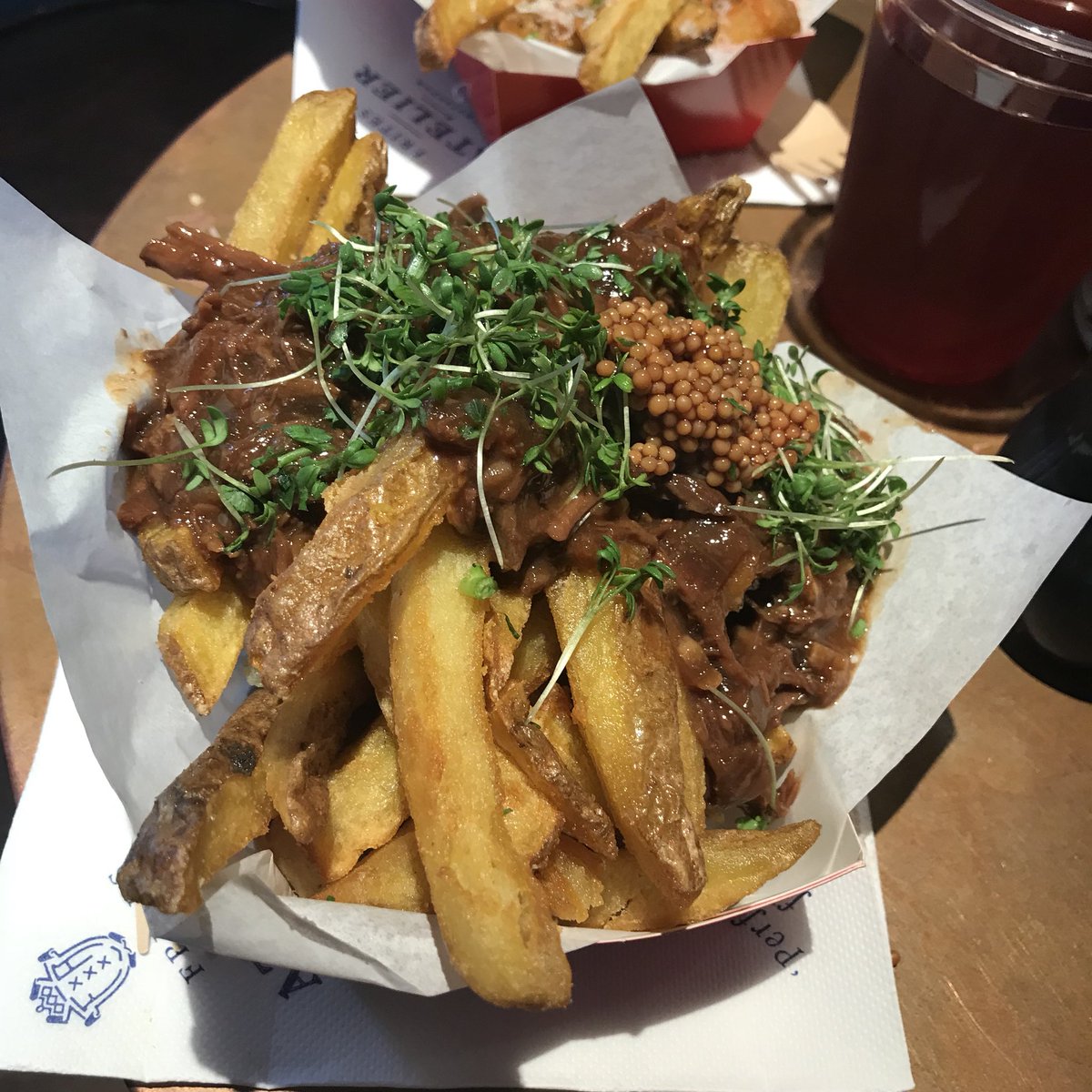 Sanneeee_'s tweet photo. Een goe pak frit met een vleeskroket 😍 #antwerpen #fritesatelier https://t.co/awDepi1hqc