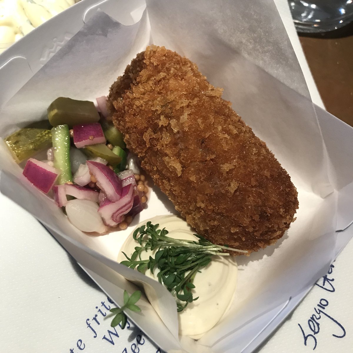 Sanneeee_'s tweet photo. Een goe pak frit met een vleeskroket 😍 #antwerpen #fritesatelier https://t.co/awDepi1hqc
