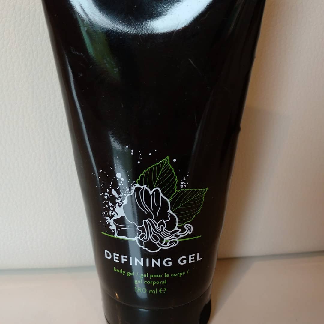 CaroNouvelle's tweet image. Mon petit bijou  La #DEFININGGEL 
 Elle possède le même concentré à base de #plantes que le #wrap sauf que son concentré est moins puissant ce qui me permet de l'utiliser tous les jours.
Elle permet de dire bye bye à la Cellulite à la Peau d'orange. Avec elle adieu les complexes.