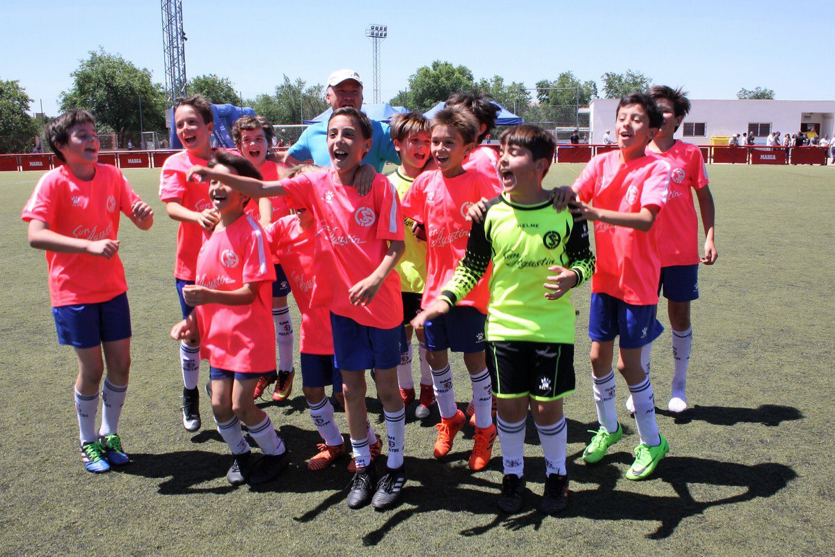RFFM_oficial's tweet photo. #TorneoCampeonesRFFM 
@sanagusmadrid 'D' campeón de Primera #Benjamín 🏆 tras una gran final ante C.D. Paracuellos Sport 'C' (3-2)
⚽️ (Andrés y Carlos Núñez, 2;
Alex y Paco)
¡Qué gran trabajo se realiza a nivel deportivo en los colegios de nuestra @ComunidadMadrid 🙌🏼🙌🏼! https://t.co/7l1woN1ZqW