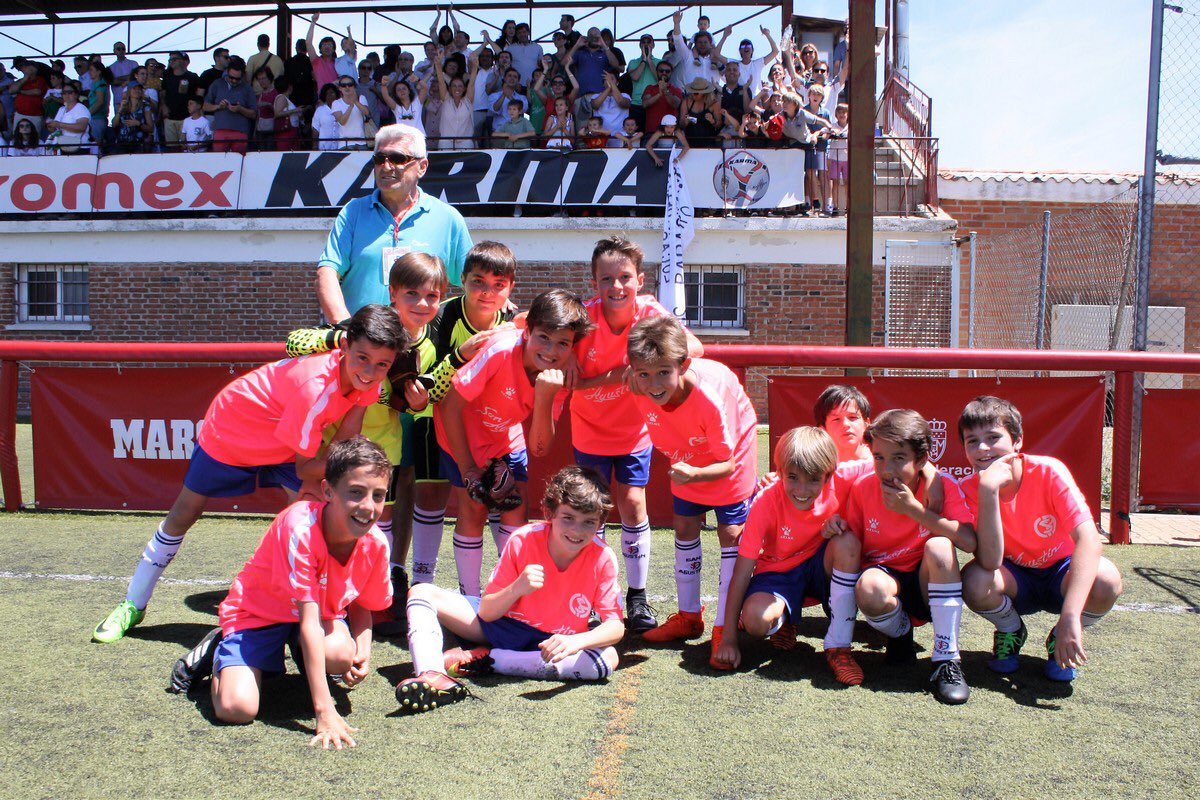 RFFM_oficial's tweet photo. #TorneoCampeonesRFFM 
@sanagusmadrid 'D' campeón de Primera #Benjamín 🏆 tras una gran final ante C.D. Paracuellos Sport 'C' (3-2)
⚽️ (Andrés y Carlos Núñez, 2;
Alex y Paco)
¡Qué gran trabajo se realiza a nivel deportivo en los colegios de nuestra @ComunidadMadrid 🙌🏼🙌🏼! https://t.co/7l1woN1ZqW